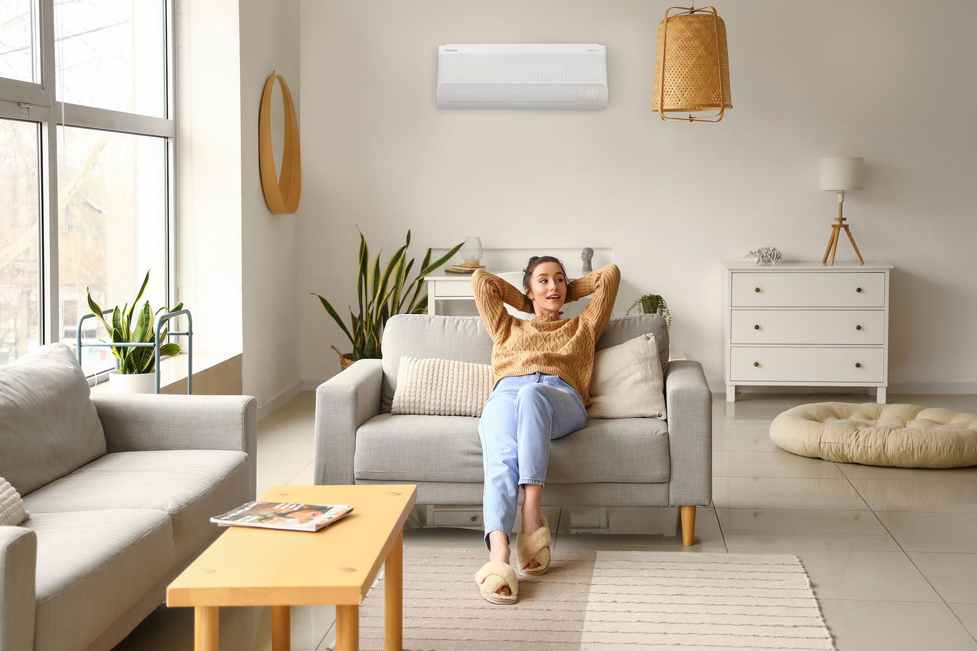 Vrouw ontspant op de bank in een woonkamer met airco